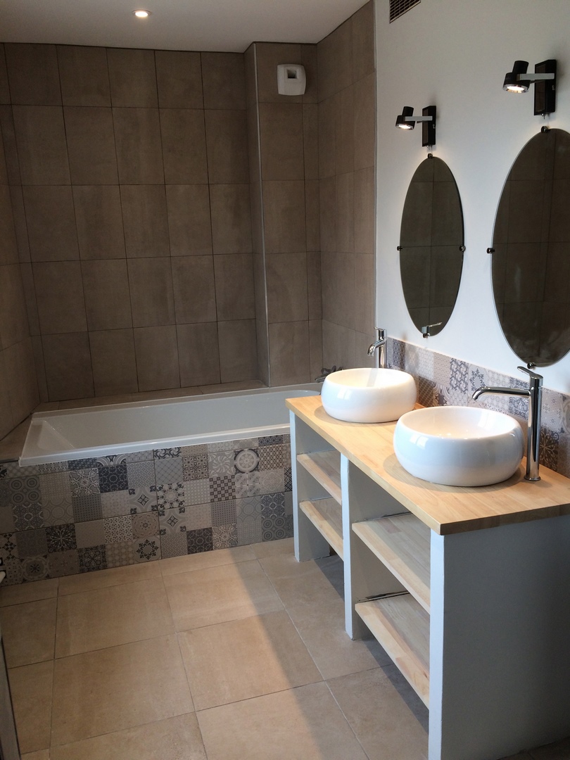 Salle de bains contemporaine avec baignoire et double vasque