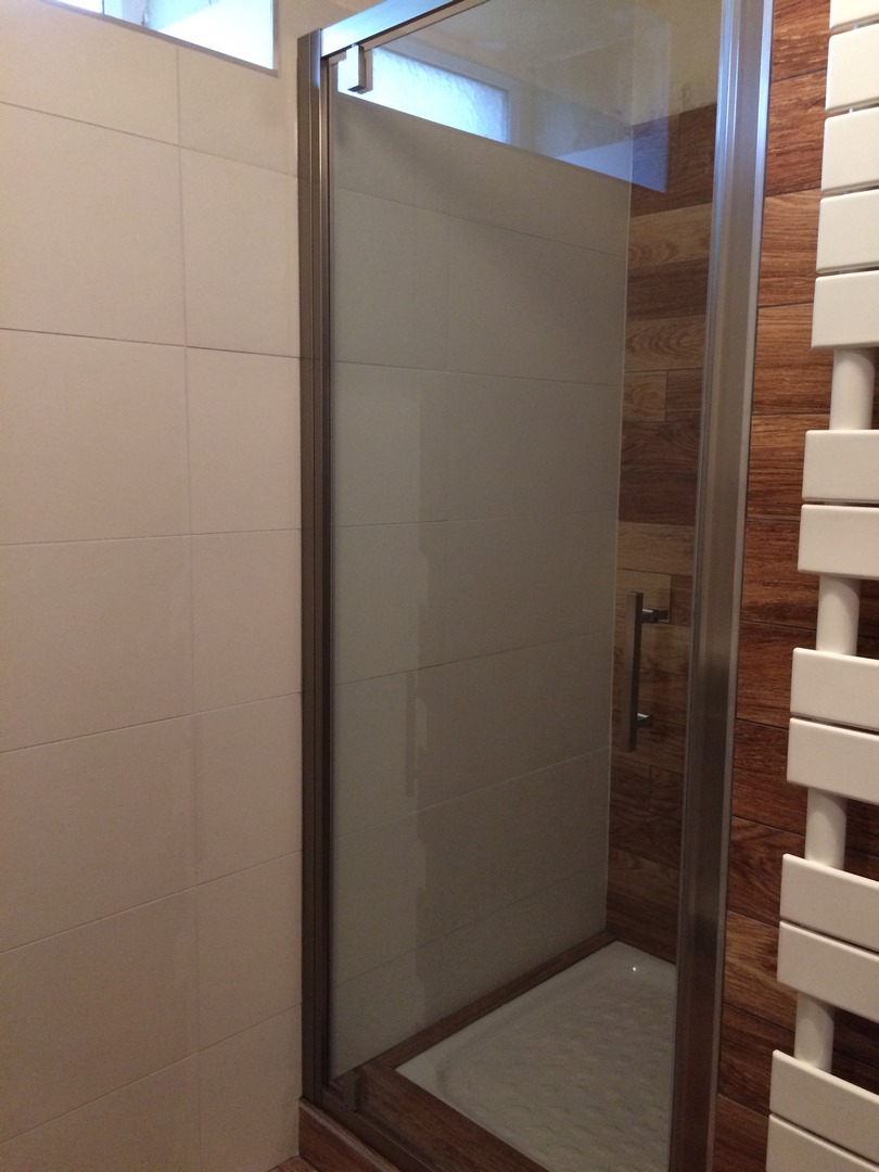 Paroi de douche vitrée et carrelage effet bois