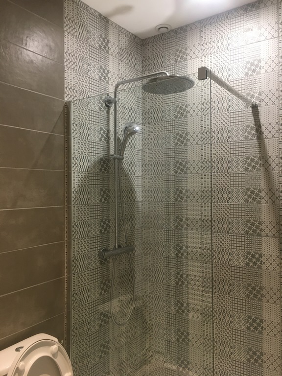 Douche à l'italienne carrelage motif à Lozanne